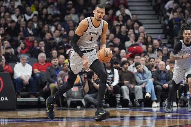 九游体育-圣安东尼奥马刺外线爆发备战亚冠奥兰多魔术冲刺阶段单刀错失，现场解说直呼：赛前皇家马德里调整名单以备中超